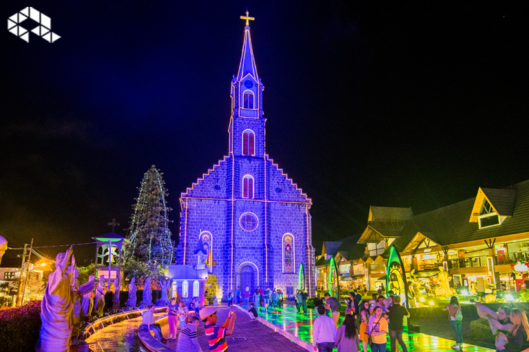 igreja com luses de natal e deocração de natal em rua em Gramado