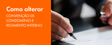 Como alterar convenção de condomínio e regimento interno. Homem assinando contrato.