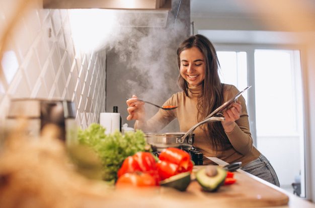 férias em casa, uma mulher cozinhando
