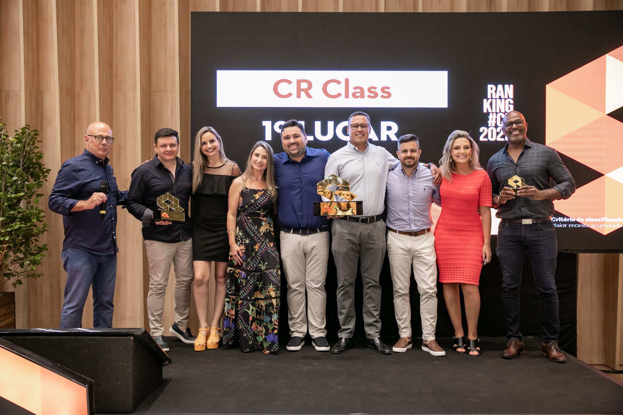 Na foto, da direita para a esquerda: Antonio Azmus, Elizandro Moraes, Elisângela Moraes, Cristiana Duarte, Altemar Guterres, Marcelo Ojeda, Douglas Manara, Roberta Bertoi e Kleber Braz.