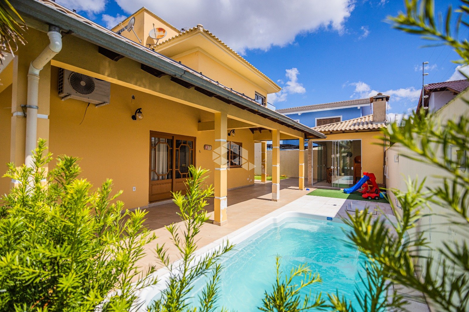 Casa em Canoas, localizada no bairro Igara