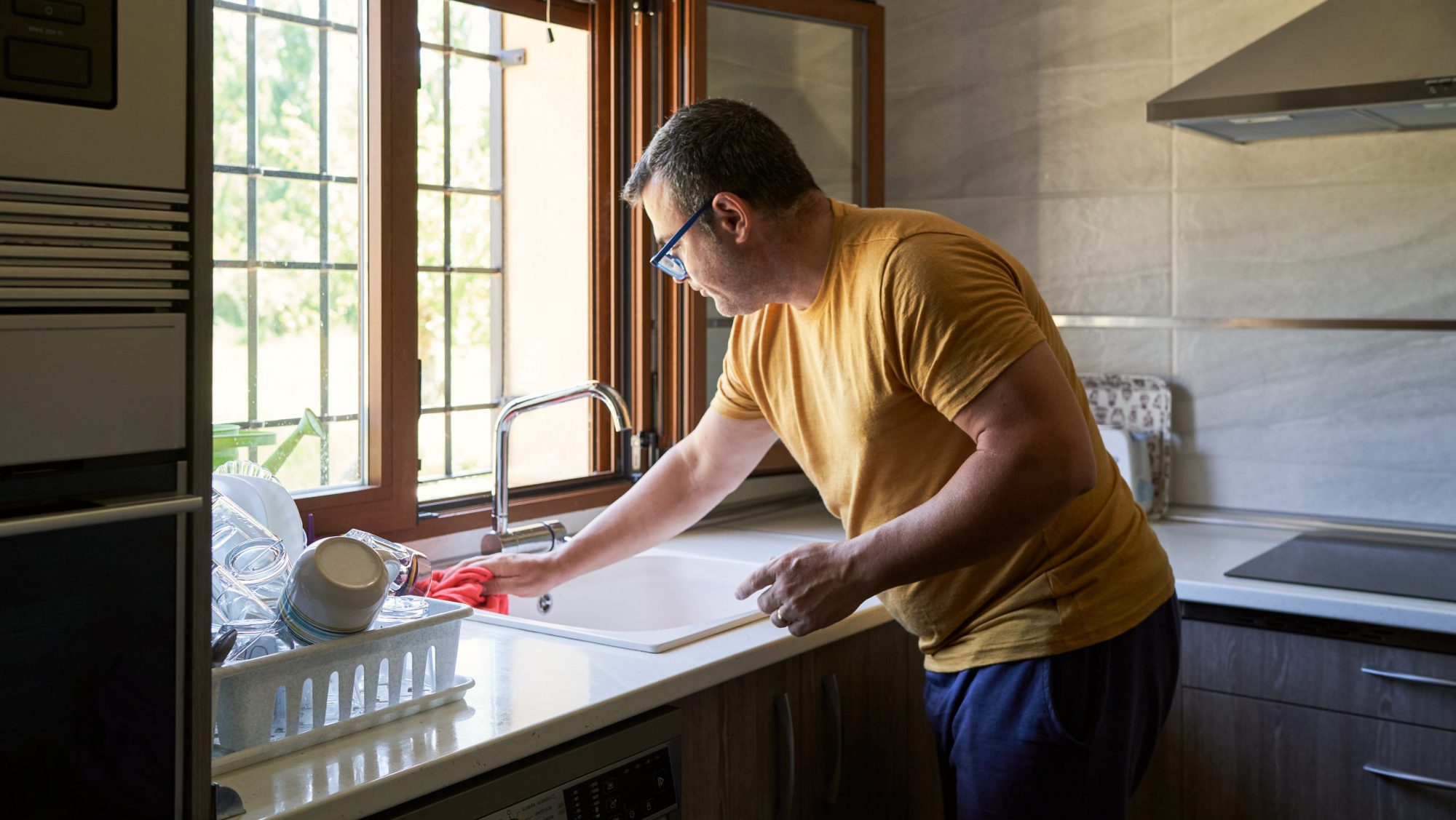 homem limpando cozinha