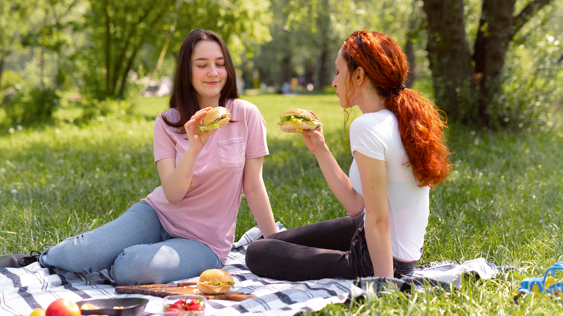 amigas e vizinhas no piquenique