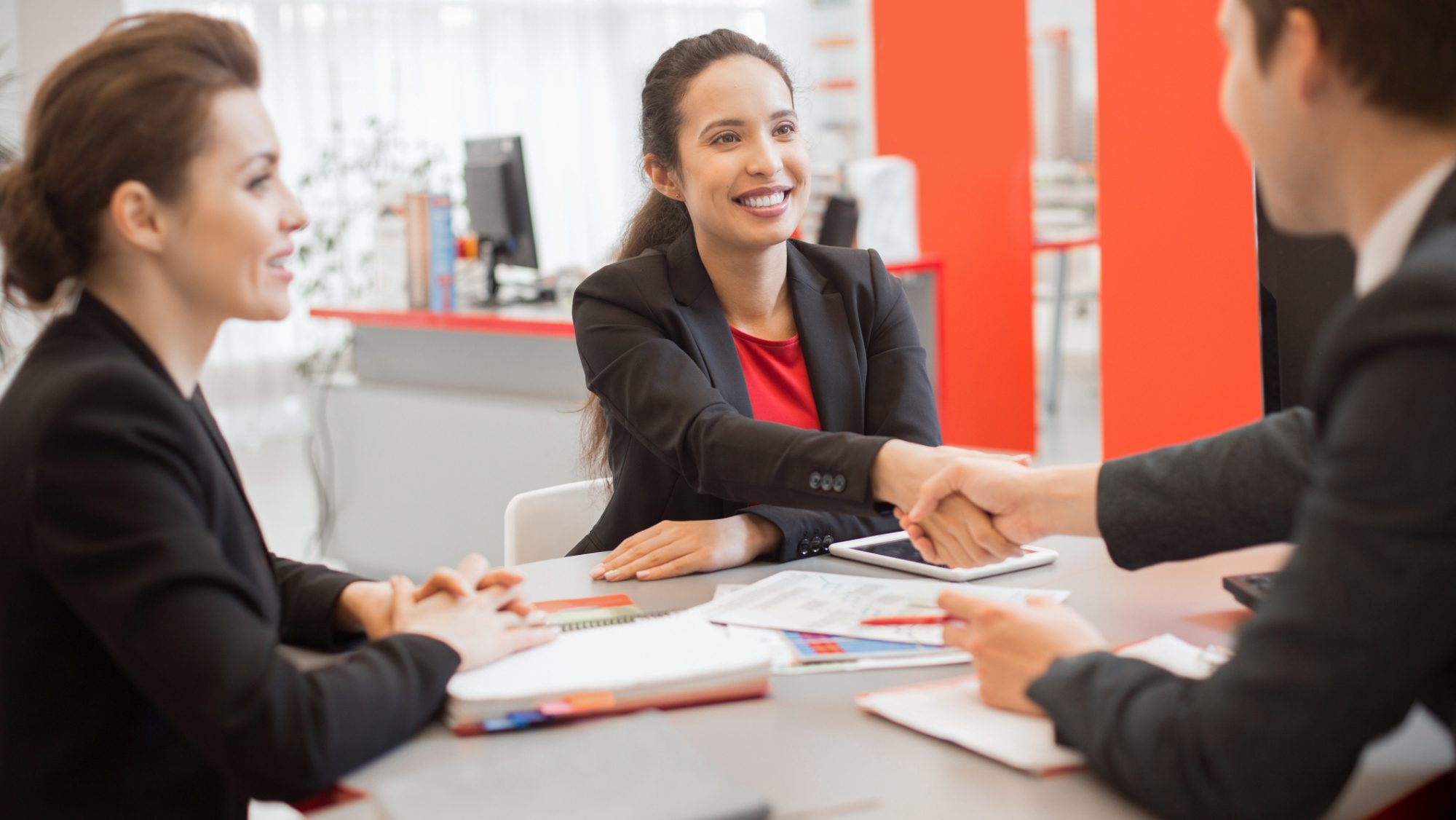 Mulheres no mercado imobiliário em reunião