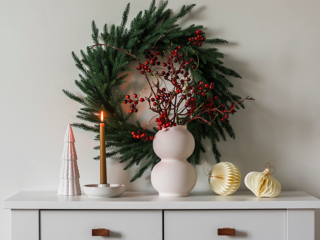 Estante com decoração de Natal minimalista